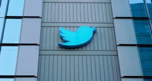 Twitter удалил более 70 000 аккаунтов, распространявших теорию заговора QAnon